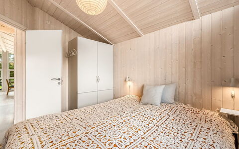 Tanna - 330M to the Fjord: Flooring, Interior Design, Fussboden, Holz, Decke, Schlafzimmer, Möbel, Beleuchtung, Zimmer, Bett