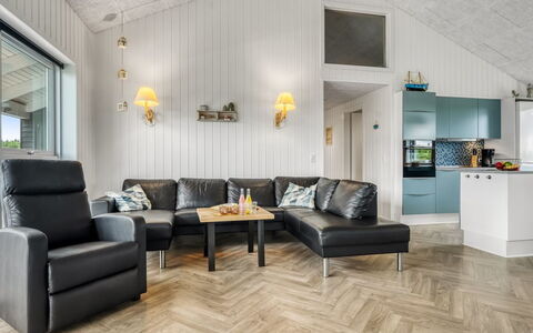 Markku - 400M from the Sea: Interior Design, Möbel, Holz, Flooring, Couch, Decke, Wohnzimmer, Fussboden, Zuhause, Beleuchtung