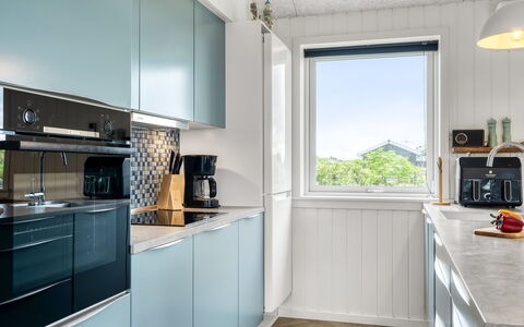 Markku - 400M from the Sea: Küchengerät, Küche, Major Appliance, Countertop, Interior Design, Holz, Herd, Cabinetry, Flooring, Haushaltsgerät
