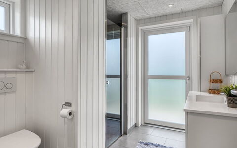 Markku - 400M from the Sea: Wand, Flooring, Holz, Fussboden, Armatur, Interior Design, Decke, Sinken, Installation, Badezimmer