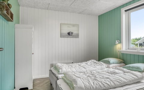 Markku - 400M from the Sea: Schlafzimmer, Bett, Bettdecke, Holz, Bedding, Interior Design, Fussboden, Decke, Flooring, Bettrahmen