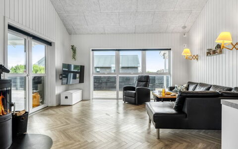 Markku - 400M from the Sea: Flooring, Interior Design, Decke, Holz, Fussboden, Möbel, Light Fixture, Beleuchtung, Wohnzimmer, Zimmer