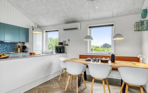 Markku - 400M from the Sea: Flooring, Holz, Decke, Interior Design, Küche, Fussboden, Countertop, Light Fixture, Möbel, Beleuchtung