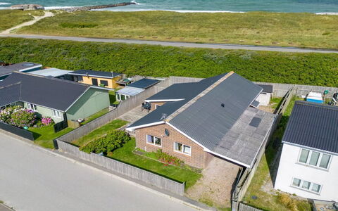 Heming - 100M from the Sea: Gras, Haus, Dach, Zuhause, Hütte, Strauch, Grundstueck, Ländliches Gebiet, Bauernhaus, Ground