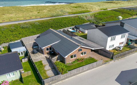 Heming - 100M from the Sea: Gras, Haus, Dach, Zuhause, Hütte, Strauch, Grundstueck, Ländliches Gebiet, Bauernhaus, Ground