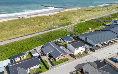 Heming - 100M from the Sea: Gras, Haus, Dach, Zuhause, Hütte, Strauch, Grundstueck, Ländliches Gebiet, Bauernhaus, Ground