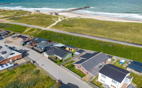 Heming - 100M from the Sea: Gras, Haus, Dach, Zuhause, Hütte, Strauch, Grundstueck, Ländliches Gebiet, Bauernhaus, Ground