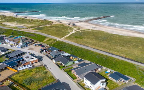 Heming - 100M from the Sea: Gras, Haus, Dach, Zuhause, Hütte, Strauch, Grundstueck, Ländliches Gebiet, Bauernhaus, Ground