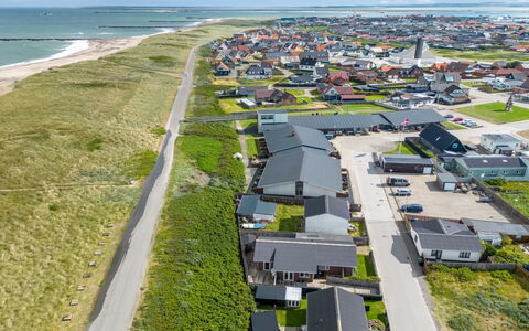 Heming - 100M from the Sea: Gras, Haus, Dach, Zuhause, Hütte, Strauch, Grundstueck, Ländliches Gebiet, Bauernhaus, Ground