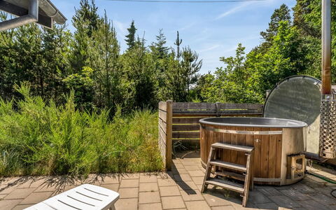 Resi - 400M from the Sea: Eco Hotel, Stuhl, Holzbeize, Gartenmöbel, Deck, Design, Landscaping, Hartholz, Schwimmbad