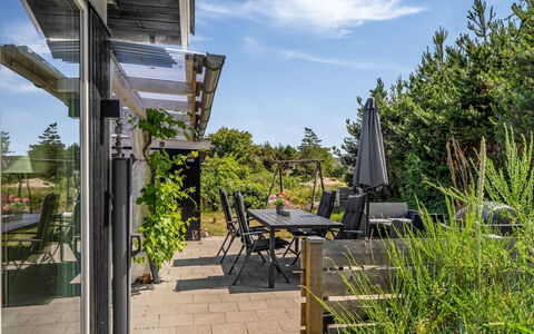 Resi - 400M from the Sea: Strauch, Grundstueck, Schatten, Garten, Stuhl, Gartenmöbel, Deck, Eco Hotel, Hartholz