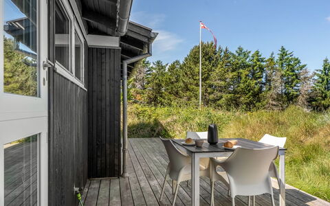 Resi - 400M from the Sea: Holz, Grundstueck, Hartholz, Planke, Veranda, Deck, Hütte, Stuhl, Schatten, Holzbeize
