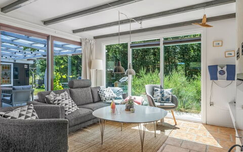 Resi - 400M from the Sea: Möbel, Couch, Interior Design, Tabelle, Stuhl, Zuhause, Wohnzimmer, Kaffetisch, Wohnung