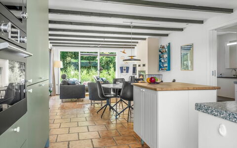 Resi - 400M from the Sea: Möbel, Flooring, Holz, Interior Design, Küche, Fussboden, Decke, Countertop, Stuhl, Zimmer