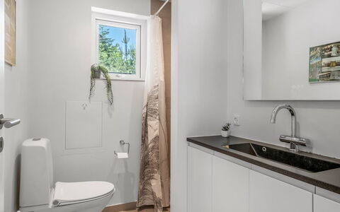 Resi - 400M from the Sea: Flooring, Wand, Interior Design, Armatur, Fussboden, Sinken, Badezimmer, Zapfhahn, Badezimmerschrank, Zimmer