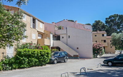 Saint Cyr sur Mer les Lecques 120: Auto, Himmel, Gebäude, Rad, Eigentum, Pflanze, Fenster, Fahrzeug, Baum