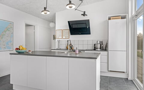 Pontus - 400M from the Sea: Küche, Küchengerät, Countertop, Interior Design, Major Appliance, Flooring, Cabinetry, Light Fixture, Decke, Möbel