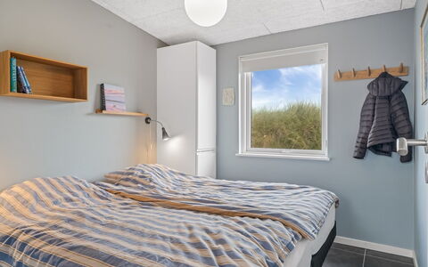 Pontus - 400M from the Sea: Wand, Schlafzimmer, Holz, Bett, Decke, Interior Design, Bettdecke, Bedding, Fussboden, Bettrahmen