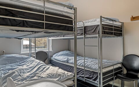 Pontus - 400M from the Sea: Fussboden, Decke, Bedding, Bett, Schlafzimmer, Bettdecke, Bettrahmen, Etagenbett, Wohnheim, Herberge