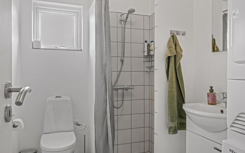 Pontus - 400M from the Sea: Toilleten Sitz, Armatur, Toilette, Flooring, Badezimmer, Fussboden, Interior Design, Sinken, Installation, Zimmer