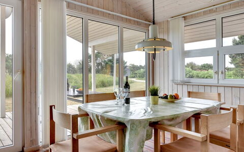 Annemia - 200M from the Sea: Möbel, Flooring, Interior Design, Fussboden, Holz, Esszimmer, Küche & Esszimmer Tisch, Decke, Stuhl, Tabelle