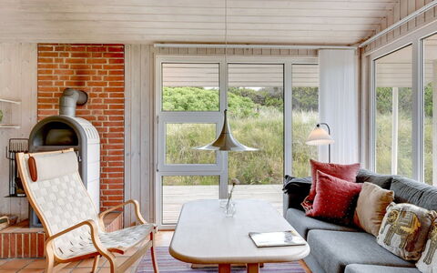 Annemia - 200M from the Sea: Möbel, Interior Design, Holz, Flooring, Fussboden, Beleuchtung, Stuhl, Wohnzimmer, Zuhause, Decke