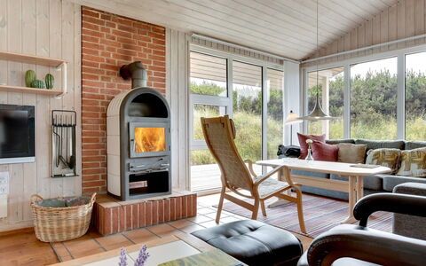 Annemia - 200M from the Sea: Möbel, Holz, Interior Design, Flooring, Wohnzimmer, Decke, Fussboden, Stuhl, Feuerstelle, Zuhause