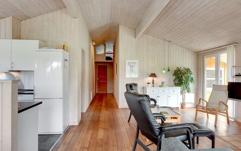 Annemia - 200M from the Sea: Flooring, Holz, Interior Design, Decke, Fussboden, Möbel, Holzboden, Zimmer, Zuhause, Wohnzimmer