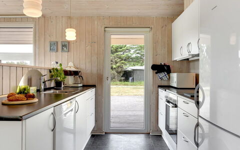 Annemia - 200M from the Sea: Küche, Küchengerät, Countertop, Holz, Flooring, Möbel, Interior Design, Major Appliance, Fussboden, Haushaltsgerät