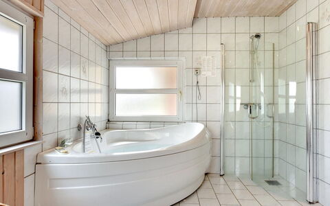 Annemia - 200M from the Sea: Flooring, Armatur, Interior Design, Fussboden, Badezimmer, Decke, Installation, Zapfhahn, Badewanne, Zimmer