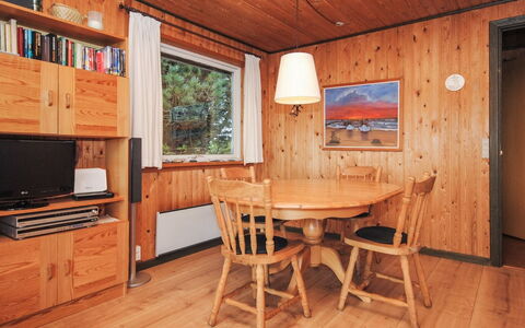 Tuovi - 800M from the Sea: Wohngebiet, Dach, Vorort, Auffahrt, Estate, Kamin