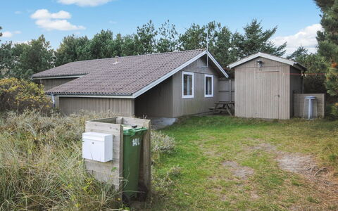 Tuovi - 800M from the Sea: Wohngebiet, Dach, Vorort, Auffahrt, Estate, Kamin