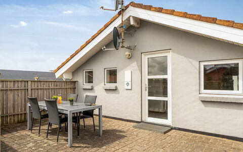 Luzy - 600M from the Sea: Blau, Hütte, Haus, Zuhause, Bauernhaus, Estate, Abstellgleis