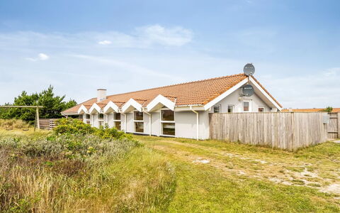 Luzy - 600M from the Sea: Blau, Hütte, Haus, Zuhause, Bauernhaus, Estate, Abstellgleis