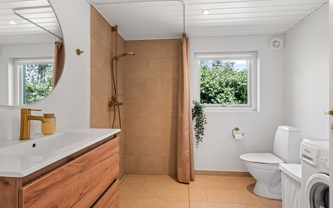 Fot - 7Km from the Sea: Flooring, Fussboden, Armatur, Holz, Interior Design, Badezimmerschrank, Sinken, Badezimmer, Installation, Zapfhahn