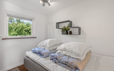 Fot - 7Km from the Sea: Bett, Schlafzimmer, Interior Design, Wand, Bedding, Bettdecke, Möbel, Decke, Flooring, Fussboden