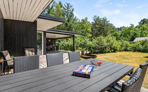 Fot - 7Km from the Sea: Möbel, Schatten, Gartenmöbel, Veranda, Tisch Im Freien, Stuhl, Garten, Landscaping, Hartholz, Deck