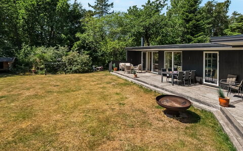 Fot - 7Km from the Sea: Gras, Zuhause, Haus, Strauch, Wohngebiet, Hütte, Garten, Grundstueck, Dach