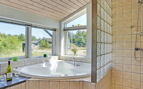 Felizia - 2.5Km from the Sea: Flooring, Holz, Interior Design, Decke, Armatur, Fussboden, Installation, Verbundwerkstoff, Zimmer, Badezimmer