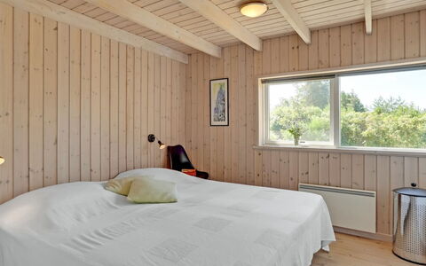 Felizia - 2.5Km from the Sea: Wand, Holz, Schlafzimmer, Flooring, Interior Design, Decke, Fussboden, Bett, Holzboden, Bettdecke