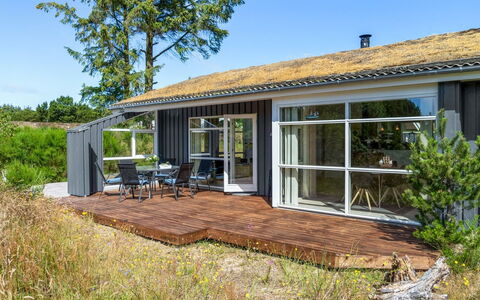 Felizia - 2.5Km from the Sea: Holz, Hütte, Haus, Zuhause, Veranda, Dach, Grundstueck, Tür, Deck, Gartenbauten