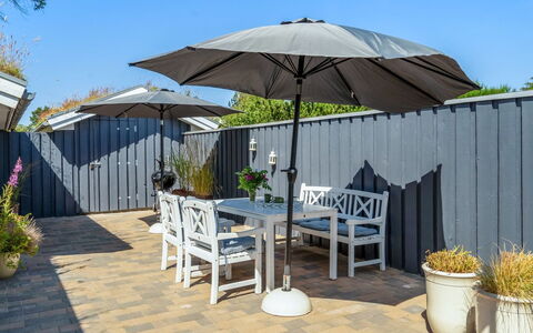 Felizia - 2.5Km from the Sea: Gartenmöbel, Möbel, Tisch Im Freien, Stuhl, Blumentopf, Terrasse, Deck, Garten, Zimmerpflanze, Hartholz
