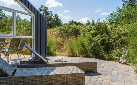 Felizia - 2.5Km from the Sea: Grundstueck, Verbundwerkstoff, Schatten, Garten, Hartholz, Design, Landscaping, Estate, Eco Hotel, Gartenbauten