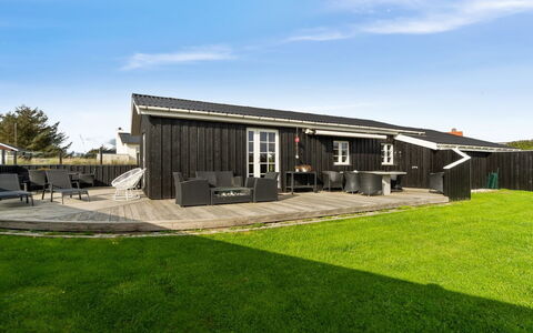 Wiebke - 200M from the Sea: Dach, Zuhause, Haus, Hütte, Estate, Schatten, Veranda, Landscaping, Garten, Abstellgleis