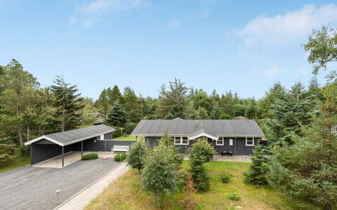 Onta - 900M from the Sea: Haus, Zuhause, Strauch, Wohngebiet, Dach, Hütte, Estate, Auffahrt, Garten, Landscaping