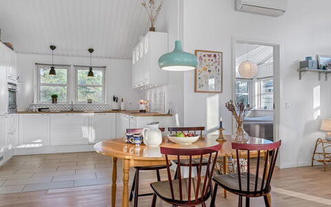 Onta - 900M from the Sea: Möbel, Interior Design, Flooring, Light Fixture, Küche, Esszimmer, Stuhl, Holz, Decke, Fussboden