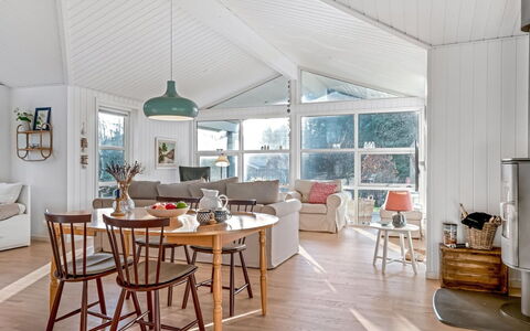 Onta - 900M from the Sea: Möbel, Interior Design, Decke, Holz, Flooring, Light Fixture, Stuhl, Wohnzimmer, Fussboden, Tabelle