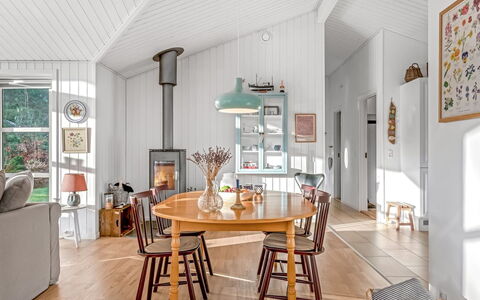 Onta - 900M from the Sea: Möbel, Interior Design, Flooring, Holz, Decke, Fussboden, Stuhl, Esszimmer, Light Fixture, Tabelle