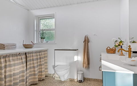 Onta - 900M from the Sea: Interior Design, Flooring, Armatur, Fussboden, Badezimmer, Decke, Installation, Toilette, Badezimmerschrank, Sinken