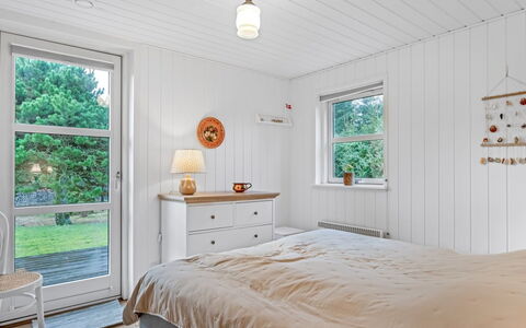 Onta - 900M from the Sea: Holz, Decke, Schlafzimmer, Interior Design, Flooring, Bett, Fussboden, Beleuchtung, Bedding, Möbel